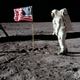 La bandera que parece ondear y el vacío sin estrellas.